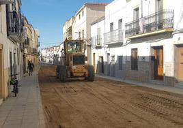 Una máquina echando la arena.
