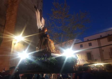 Imagen secundaria 1 - Emoción y recogimiento en el Viernes Santo de Arroyo de la Luz