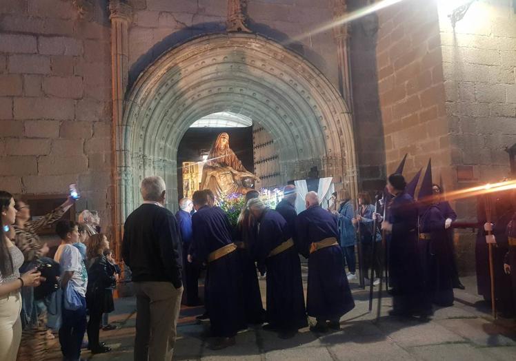 Imagen principal - Emoción y recogimiento en el Viernes Santo de Arroyo de la Luz