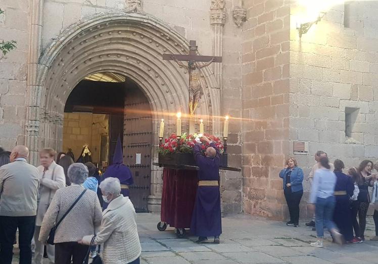 Imagen principal - Emoción y recogimiento en el Viernes Santo de Arroyo de la Luz