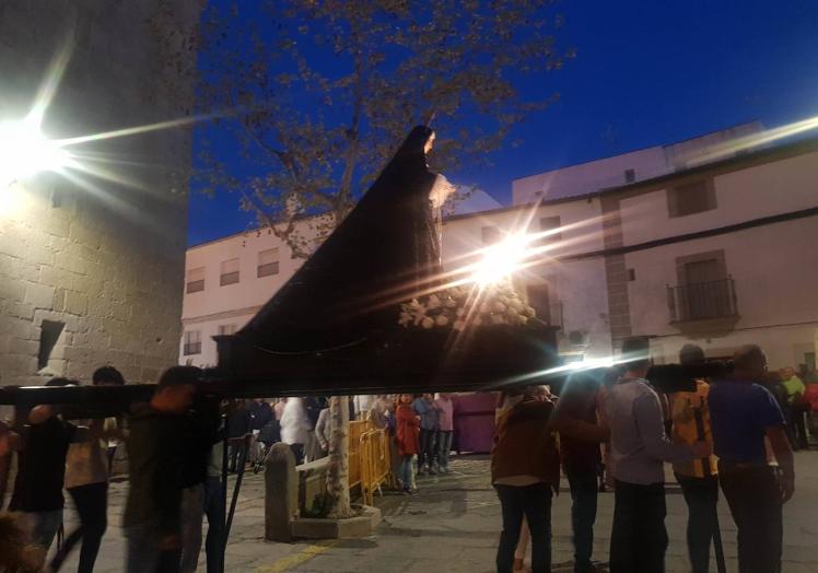 Imagen principal - Emoción y recogimiento en el Viernes Santo de Arroyo de la Luz