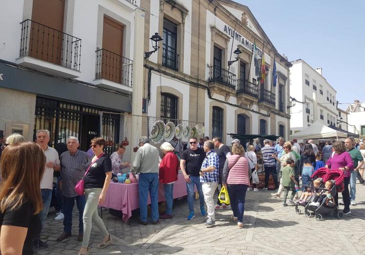 Imagen principal - El alcalde de la localidad, Carlos Caro, también estuvo hablando con los artesanos de la feria. 