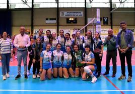 El equipo arroyano con el trofeo.