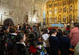 Varios alumnos han acudido atavaidos con el traje típico de la localidad.