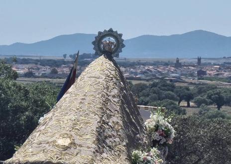 Imagen secundaria 1 - Misa y procesión del domingo.