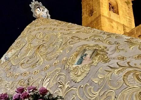 Imagen secundaria 1 - La Virgen de la Luz estrena manto