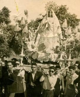 Imagen secundaria 1 - La Virgen con el manto regalado por don Lorenzo Martínez Marín y Magdalena Orozco.