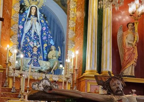 Imagen secundaria 1 - Arroyo de la Luz volvió a acompañar al Cristo de la Expiración en su procesión