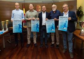 Presentación de los trofeos.