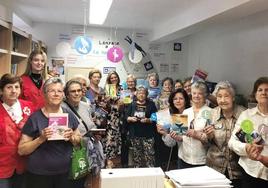 Primeros usuarios del nuevo club de lectura fácil.