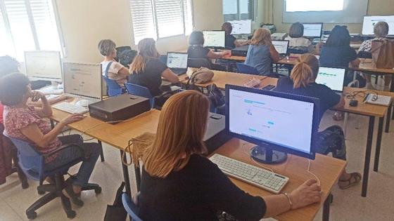 Finalizan los primeros cursos del programa ConectadAs en Arroyo de la Luz