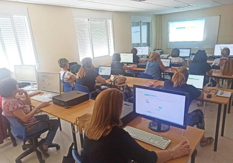 Finalizan los primeros cursos del programa ConectadAs en Arroyo de la Luz