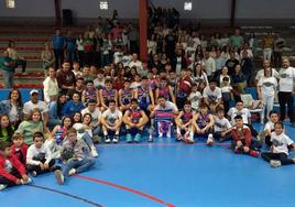 El equipo arroyano junto a la numerosa afición que se desplazó junto a ellos.