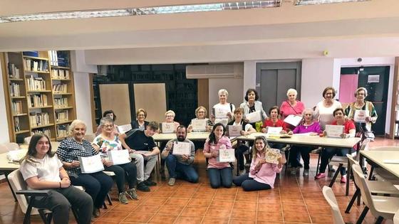 Usuarios del Taller de Memoria y del Club de Lectura Fácil participan en un taller de Lettering