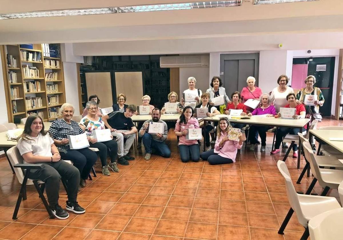 Usuarios del Taller de Memoria y del Club de Lectura Fácil participan en un taller de Lettering