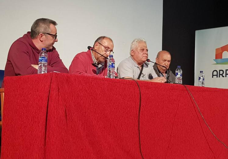 Imagen principal - Intervención de Emilio Pajares durante la asamblea en la que anunció su dimisión.