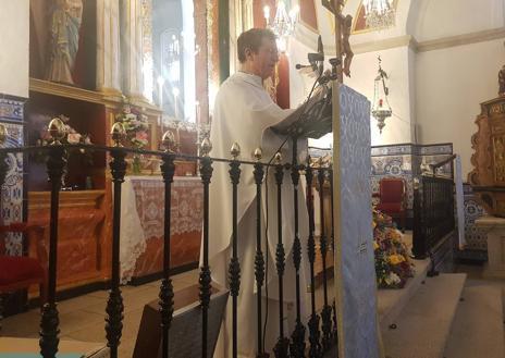 Imagen secundaria 1 - Párroco de la localidad, don Juan Manuel García, durante su intervención.