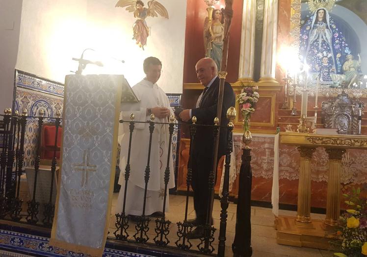 Imagen principal - Entrega de la placa a Antonio Cruz, mayordomo saliente.