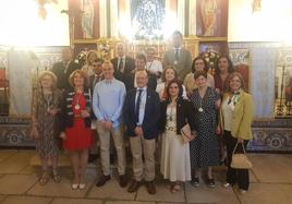 Nueva directiva y camareras de la Virgen de la Luz, junto al alcalde arroyano en funciones, Carlos Caro, y la concejala en funciones Mercedes Pérez.