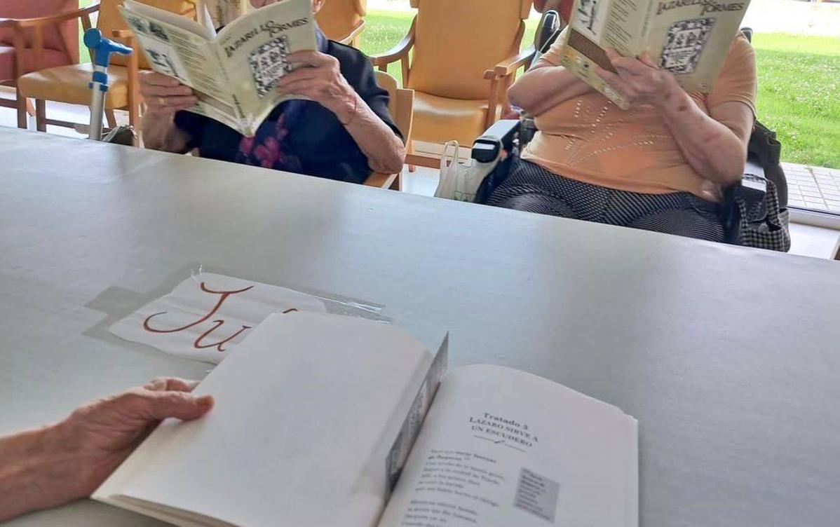 15 usuarias de la residencia y centro de día de Arroyo de la Luz participan en el nuevo club de Lectura Fácil