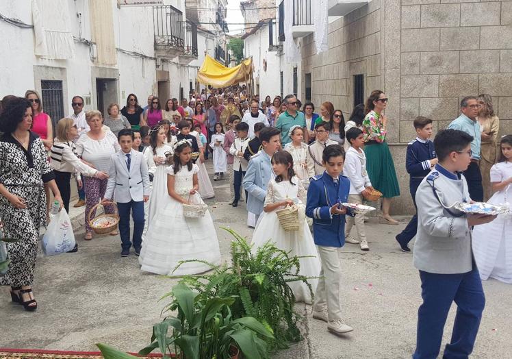 Imagen principal - Arroyo de la Luz celebra el Corpus Christi