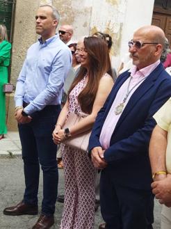 Imagen secundaria 1 - Carlos Caro, alcalde arroyano, junto a la concejala Leticia Carrero y Antonio Gallardo, mayordomo de la Cofradía de la Virgen de la Luz.