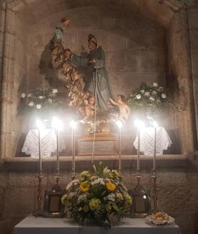 Imagen secundaria 2 - Gran cantidad de fieles acuden a la iglesia en el Día de San Antonio
