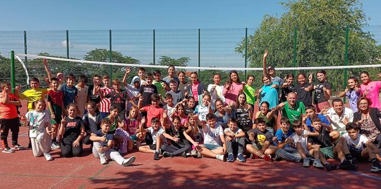 Imagen principal - Alumnos del Cerro durante la jornada.