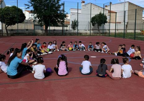 Imagen secundaria 1 - Algunos de los alumnos del Pozo durante la visita.