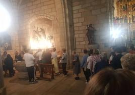 Largas colas ante la imagen de San Antonio durante el reparto de pan.