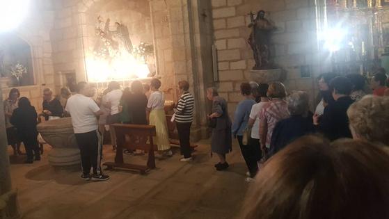 Gran cantidad de fieles acuden a la iglesia en el Día de San Antonio