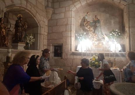 Imagen secundaria 1 - Gran cantidad de fieles acuden a la iglesia en el Día de San Antonio