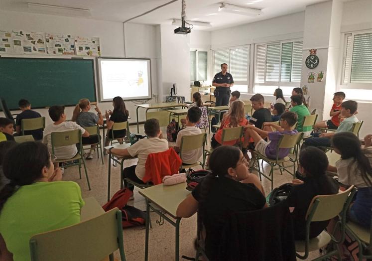 Imagen principal - El jefe de policía, Manuel Berrocal, explicó diferentes normas para circular en bicicleta.