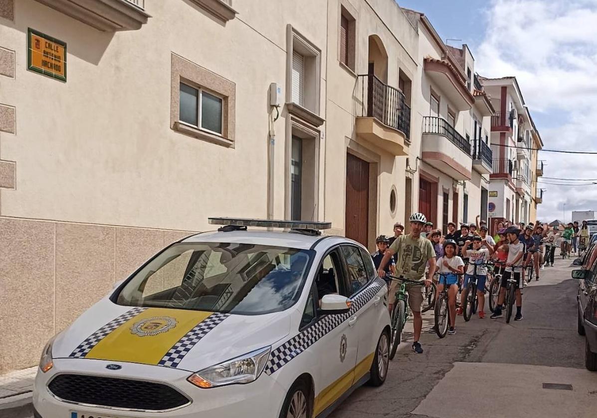 La Policía guió a los alumnos en su ruta por la localidad.