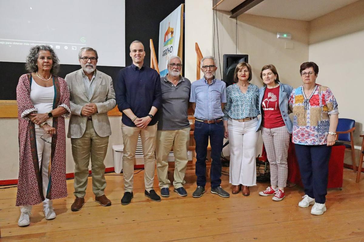 Carlos Caro, alcalde arroyano, junto a Pedro Pastor, presidente de la Junta Provincial de la AECC, y miembros de la AECC.