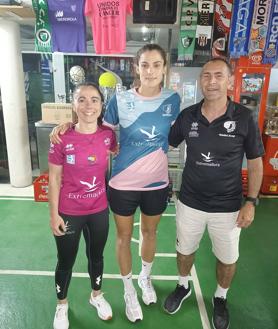 Imagen secundaria 2 - Alba Sánchez con Judith Pérez y Adolfo Gómez.