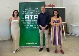 Carlos Caro, alcalde de Arroyo de la Luz, junto a Raquel de Prado y a Candelaria Carrero, de 'ATA'.