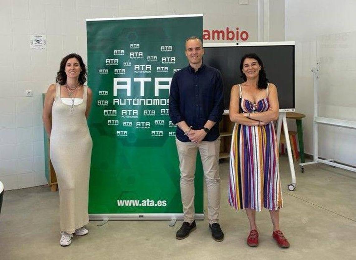 Carlos Caro, alcalde de Arroyo de la Luz, junto a Raquel de Prado y a Candelaria Carrero, de 'ATA'.