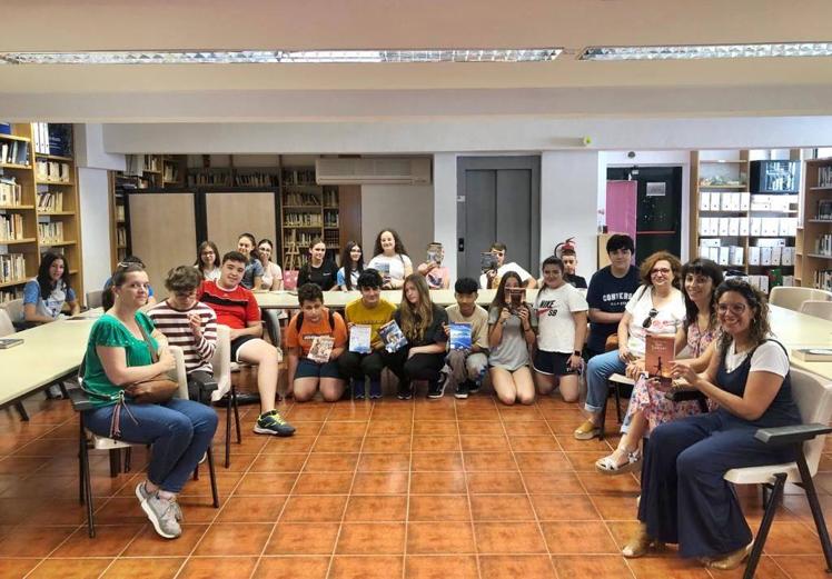 Imagen principal - Los alumnos conocieron los libros de fácil lectura.