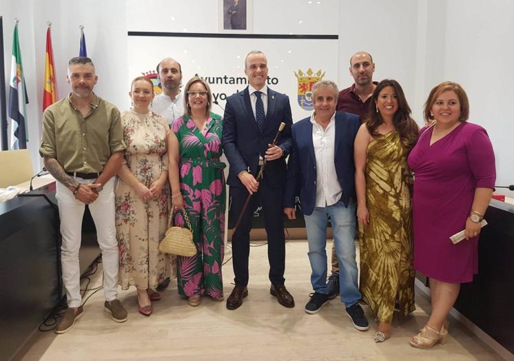 Imagen principal - Carlos Caro, alcalde de Arroyo de la Luz, junto al resto de concejales del pleno del PSOE.