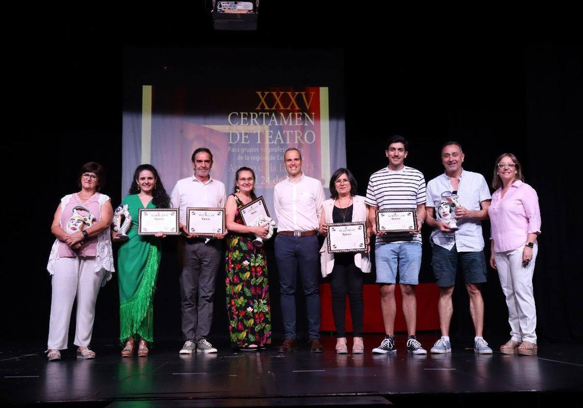 Premiados junto al alcalde Carlos Caro y la concejala Mercedes Pérez.