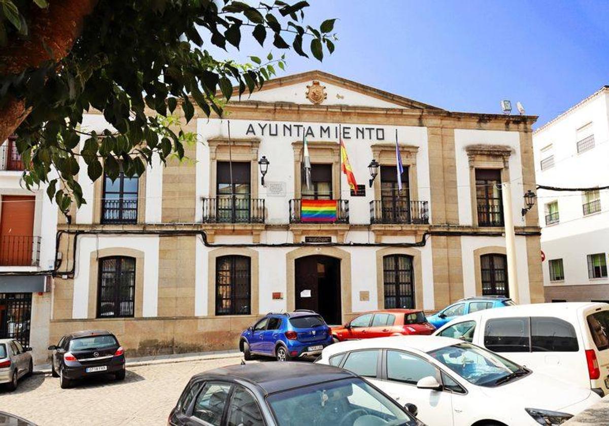 La fachada del Consistorio luce la bandera arcoriris.