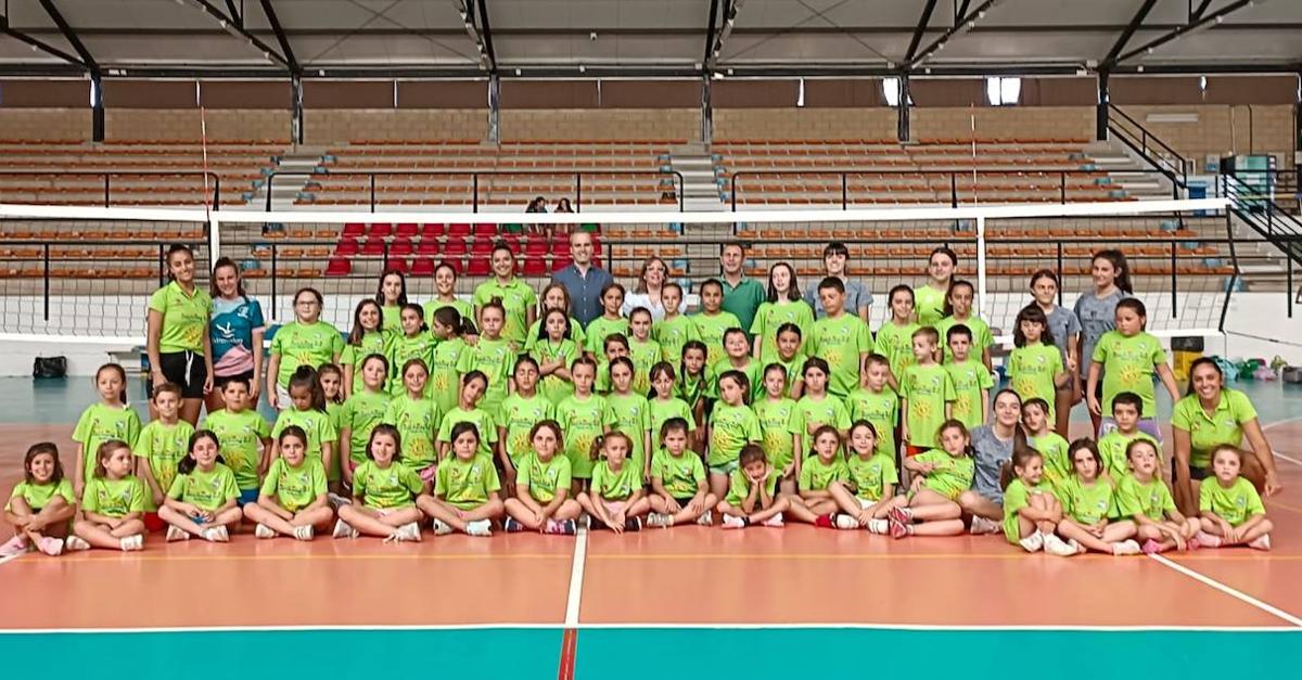 Participantes en el Sunvolley junto a las entrenadoras y el alcalde arroyano, Carlos, la concejala Mereces Pérez y el presidente del club Adolfo Gómez.