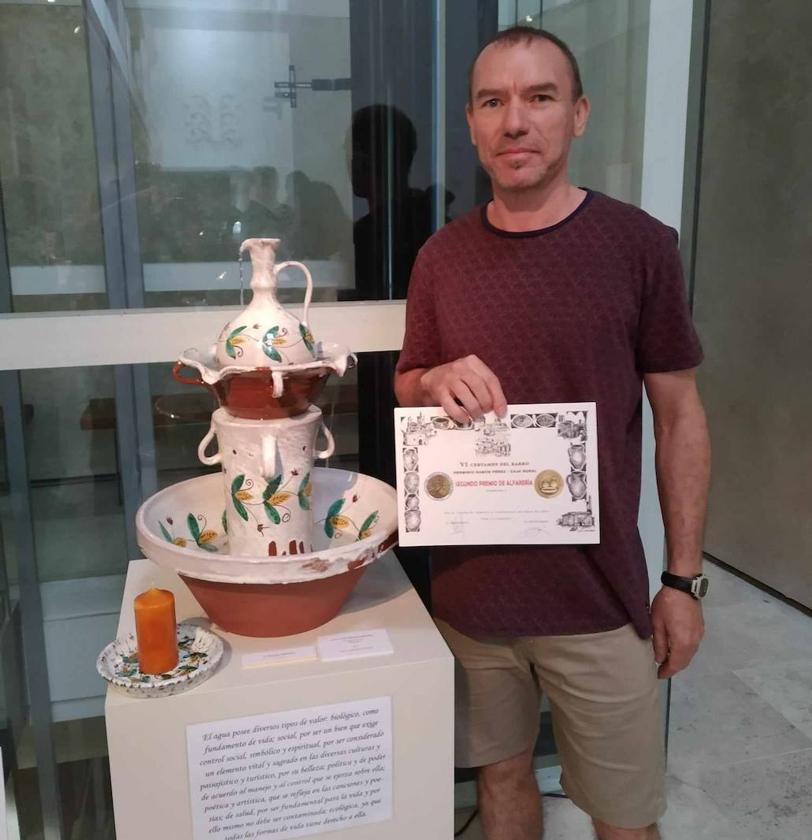 Juan José Pajares Bermejo con su premio y la obra presentada.