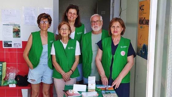 La AECC avisa de los peligros del sol en la piscina municipal