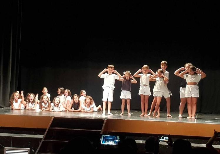 Imagen principal - Los pequeños interpretando la obra. Debajo, Isidro Timón, director.