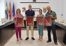 Presentación de la noche del Terror, el alcalde Carlos Caro, la concejala de Cultura, Leticia Carrero, la concejala de Educación Mercedes Pérez y el productor Jerónimo García.