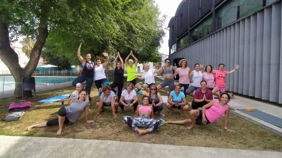 18 mujeres participaron en la Masterclass de Yoga al aire libre