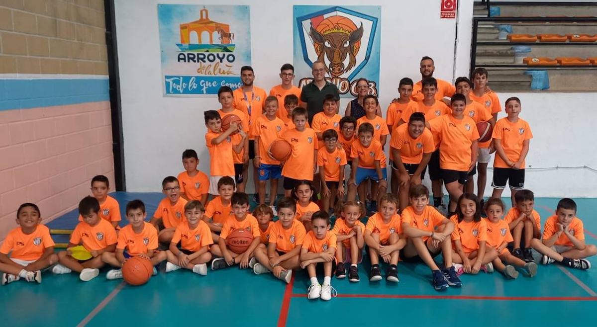 El alcalde arroyano, Carlos Caro, visitó a los asistentes al campus.
