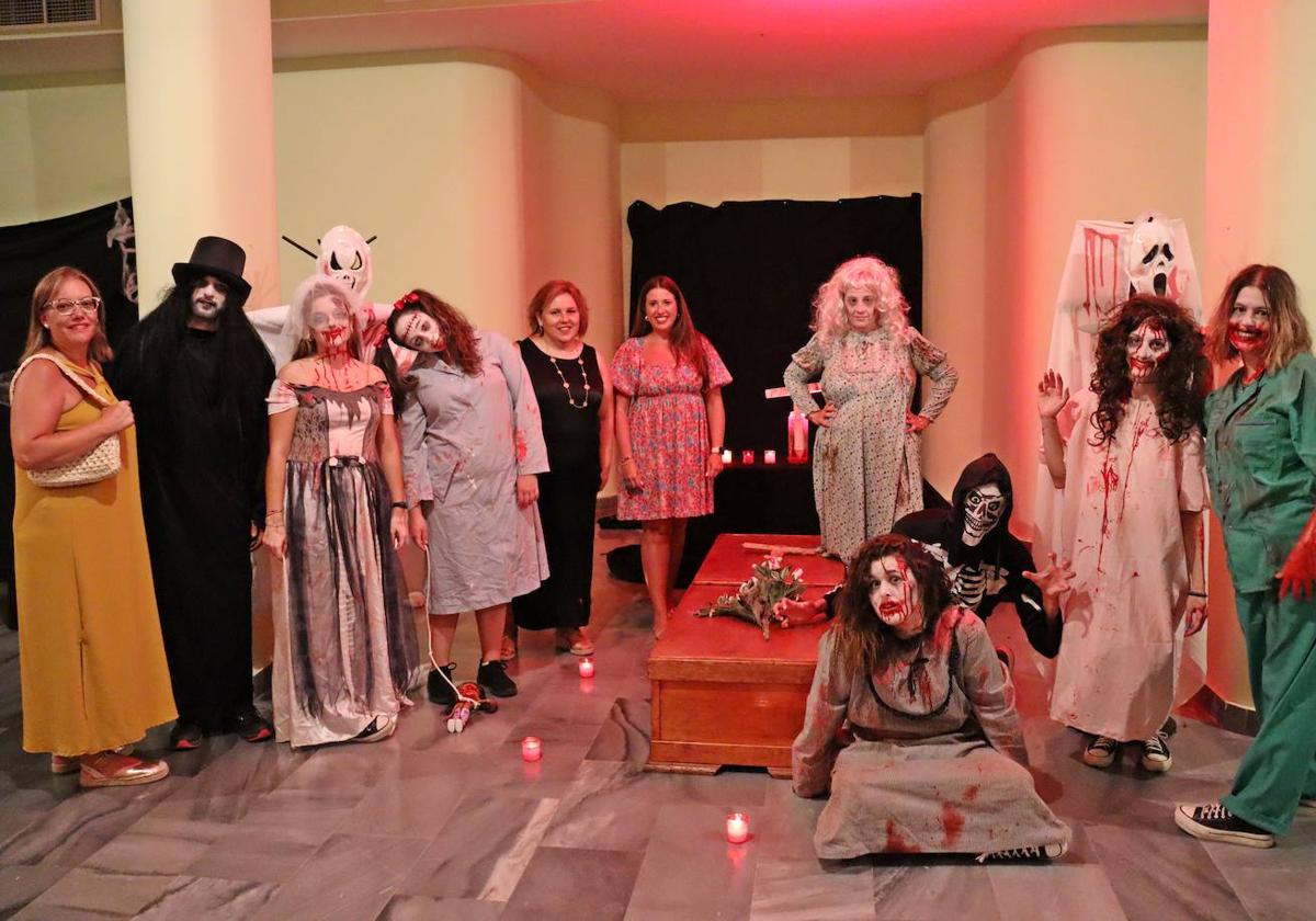 Autoridades junto a algunos de los terroríficos personajes del pasaje.